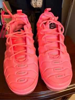 Steal of a deal!Women’s Nike Bright Neon Pink Women's Vapormax Plus  Sneakers
